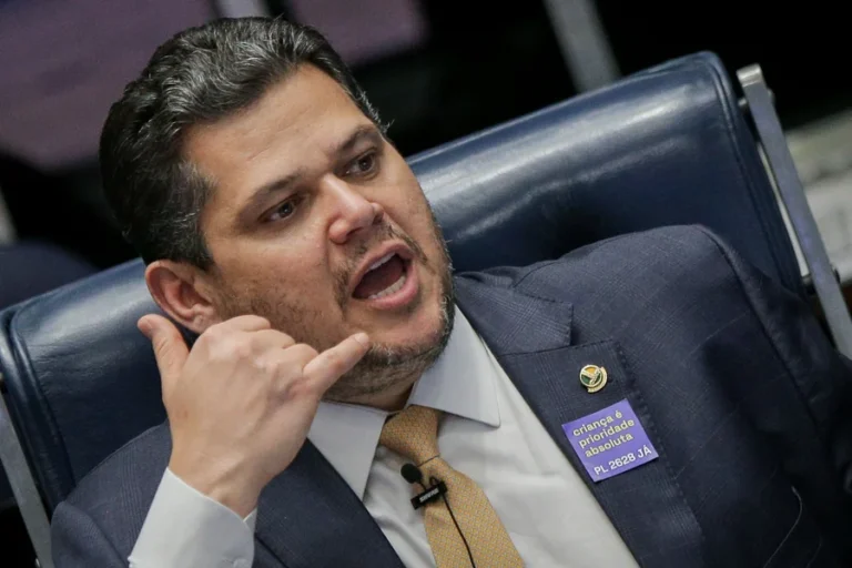 Davi-Alcolumbre-estampa-adesivo-com-a-frase-Crianca-e-prioridade-absoluta-PL-2628-ja.-Projeto-ECA-Digital-protecao-de-criancas-e-adolescentes-em-ambientes-digitais.-Adultizacao-infantil-Felca-1 (1)